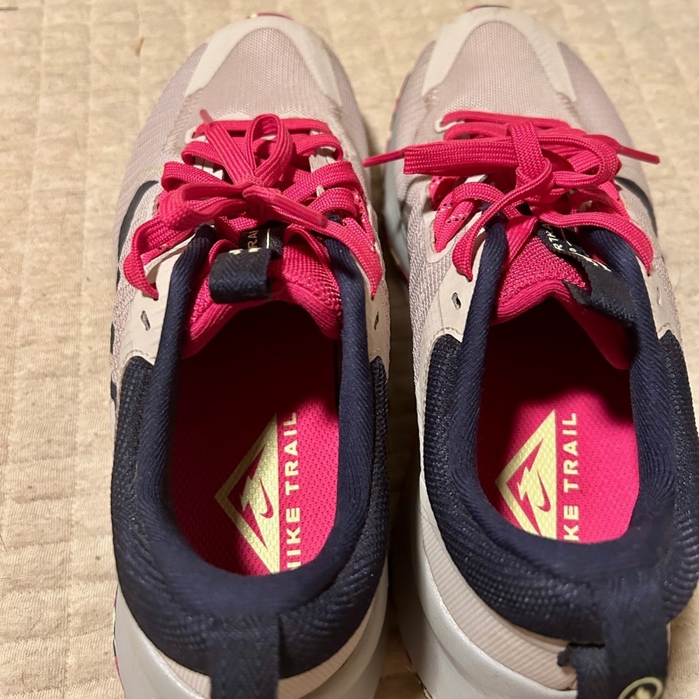 Nike Juniper Trail Hiking Sneakers - Picture 4 of 5